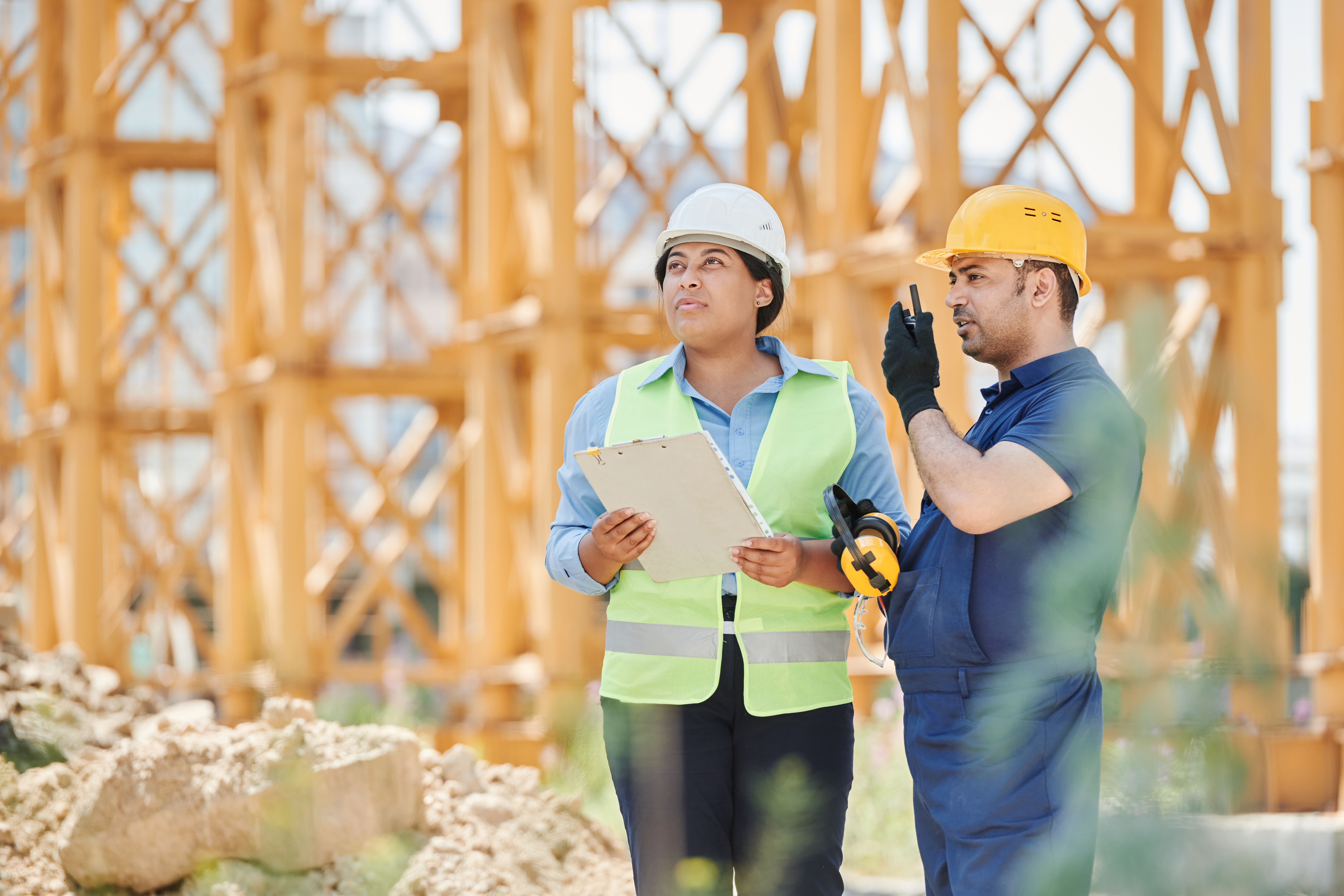 مهندس صناعي يحمل ملف متابعة في منشأة إنتاجية